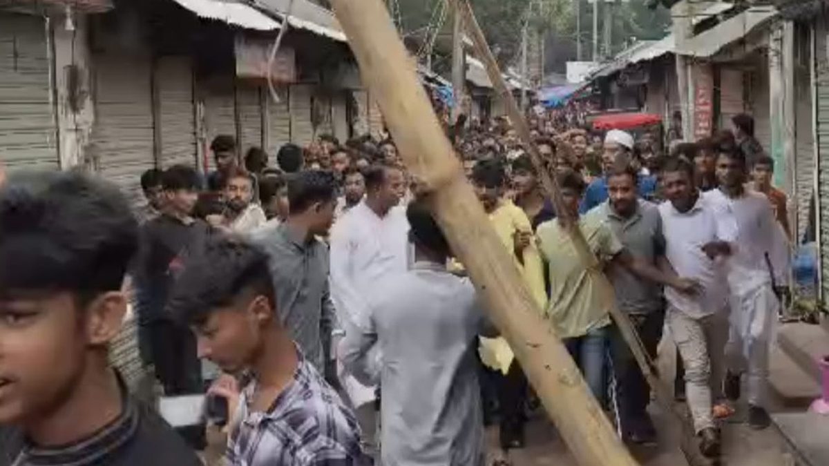 নিষিদ্ধ ছাত্রলীগের মিছিল দেখে সরে গেল পুলিশ