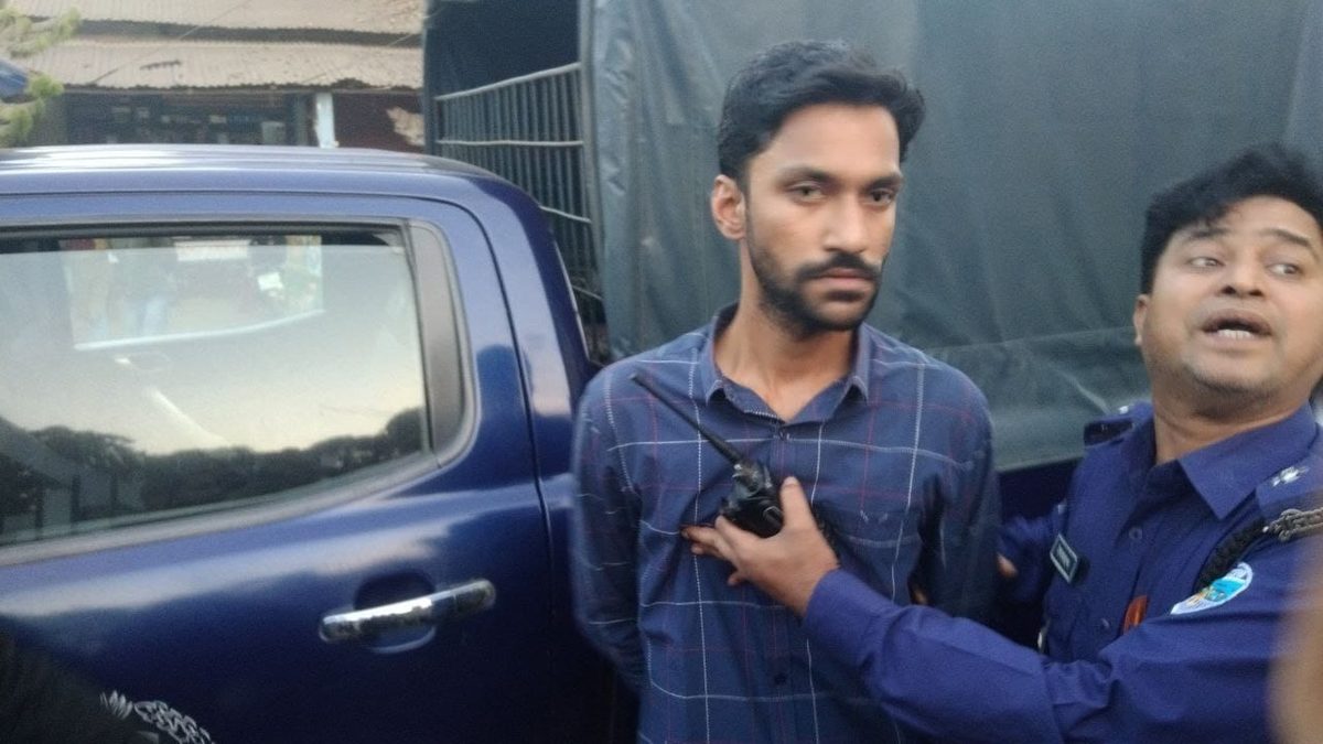 শিক্ষার্থীদের উপর হামলাকারী ছাত্রলীগ কর্মীকে পুলিশে সোপর্দ