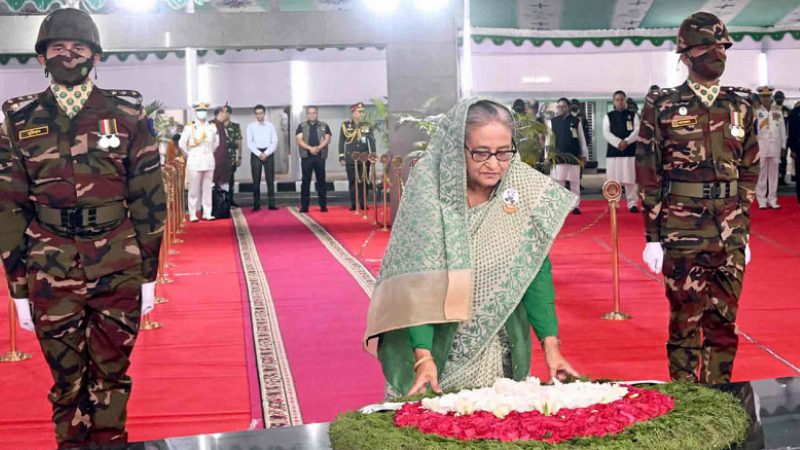 বঙ্গবন্ধুর প্রতিকৃতিতে প্রধানমন্ত্রীর শ্রদ্ধা