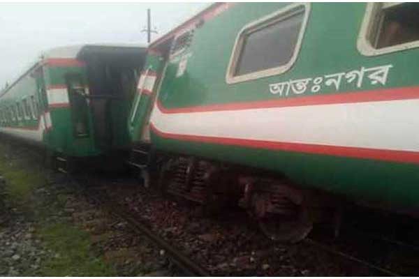 পাবনায় ঢালারচর এক্সপ্রেস ট্রেনের দুটি বগি লাইনচ্যুত