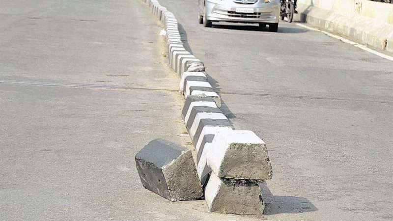 অস্পষ্ট সড়ক বিভাজক যেন মৃত্যুর ফাঁদ