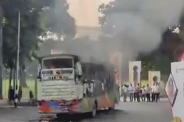প্রেসক্লাবের সামনে বাসে আগুন
