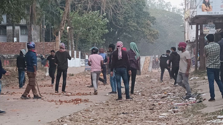 ফের সংঘর্ষে জড়িয়েছে চবি ছাত্রলীগ,ইটপাটকেল নিক্ষেপ