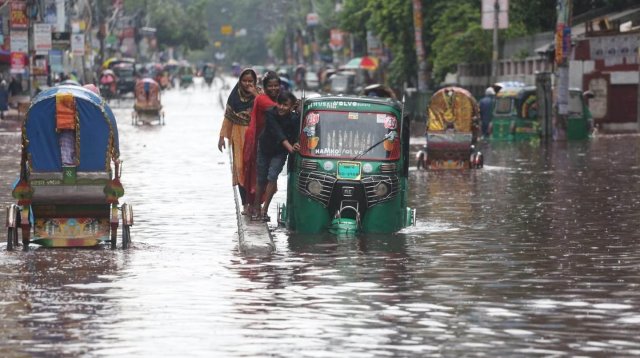 ভ্যাপসা গরমের পর স্বস্তির বৃষ্টিতে বেড়েছে দুর্ভোগ