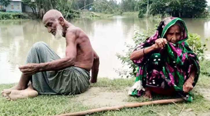 বৃদ্ধ বাবা-মাকে কবরস্থানের পাশে ফেলে গেলেন সন্তানরা
