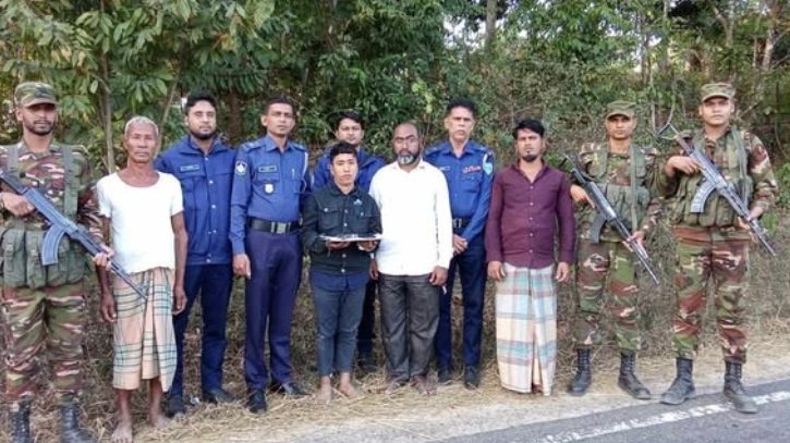 মানিকছড়িতে যৌথবাহিনীর অভিযানে বিদেশী পিস্তলসহ সন্ত্রাসী আটক