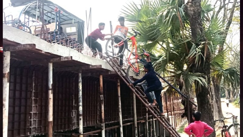 ৬৫ কোটি টাকার সেতুতে উঠতে লাগে মই