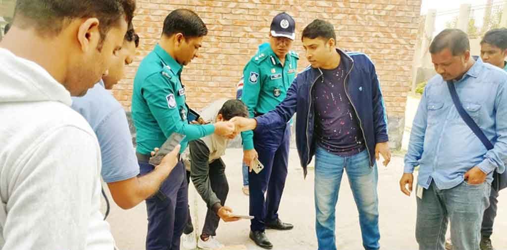 রাজশাহীতে আদালত চত্বরে ককটেল বিস্ফোরণ, আহত ১