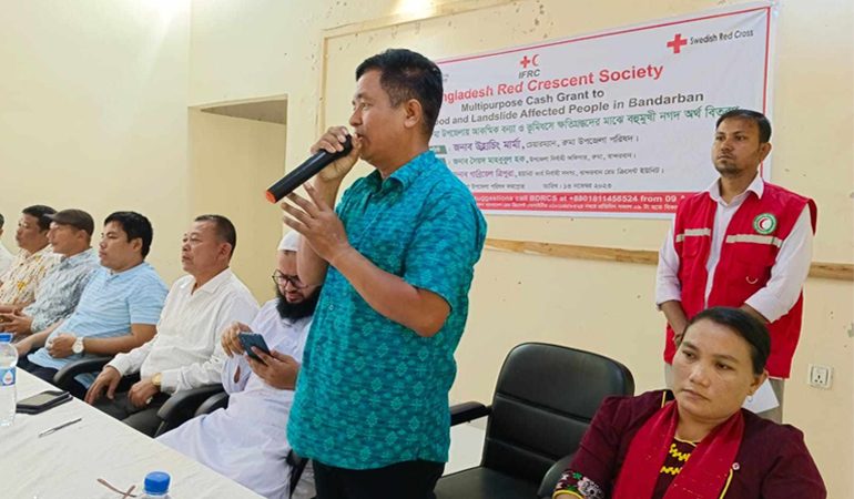 রুমায় বন্যায় ক্ষতিগ্রস্থদের মাঝে রেড ক্রিসেন্ট'র উদ্যোগে নগদ অর্থ বিতরন