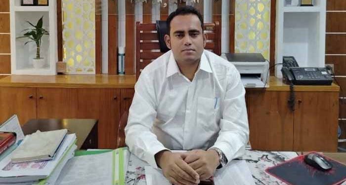 জন্ম ও মৃত্যু নিবন্ধনে খুলনা বিভাগে সেরা মিরপুরের ইউএনও নাজমুল ইসলাম