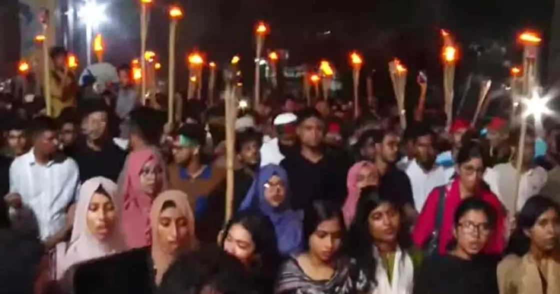 শপথ চলাকালে উপদেষ্টার পদত্যাগের দাবিতে মশাল মিছিল
