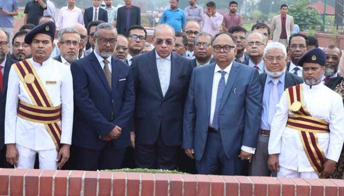 জাতীয় স্মৃতিসৌধ ও শহীদ মিনারে প্রধান বিচারপতির শ্রদ্ধা নিবেদন
