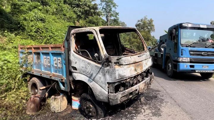 খাগড়াছড়িতে পিকআপ ভ্যানে দুর্বৃত্তদের আগুন