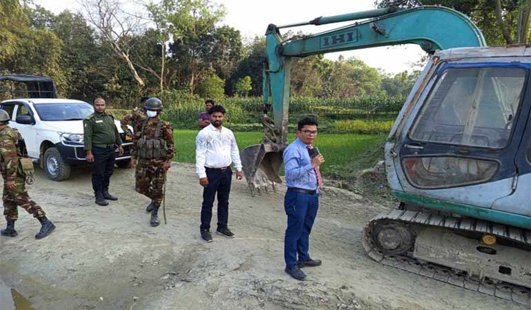 ইউএনওর গাড়ি দেখে দৌড়ে পালালো বালু খেকোরা, বালু খননযন্ত্র ও পরিবহন জব্দ