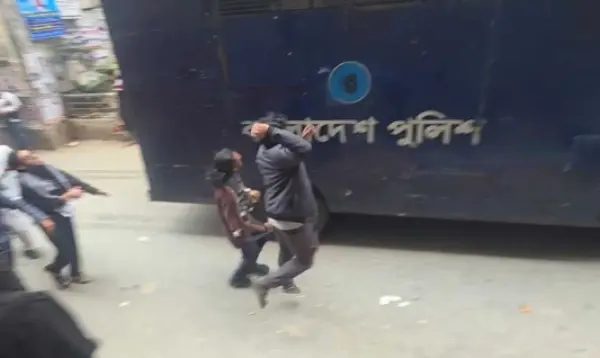 পলকের প্রিজনভ্যানে ইনকিলাব মঞ্চের ডিম নিক্ষেপ