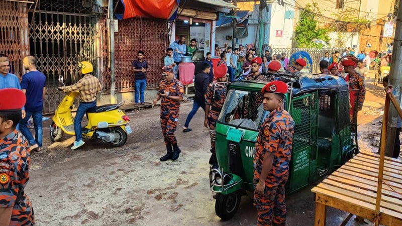 সিদ্দিকবাজারে ককটেল বিস্ফোরণে সিএনজিতে আগুন