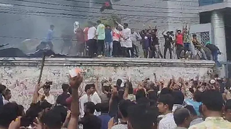 ধানমন্ডি আওয়ামী লীগের কার্যালয়ে আগুন