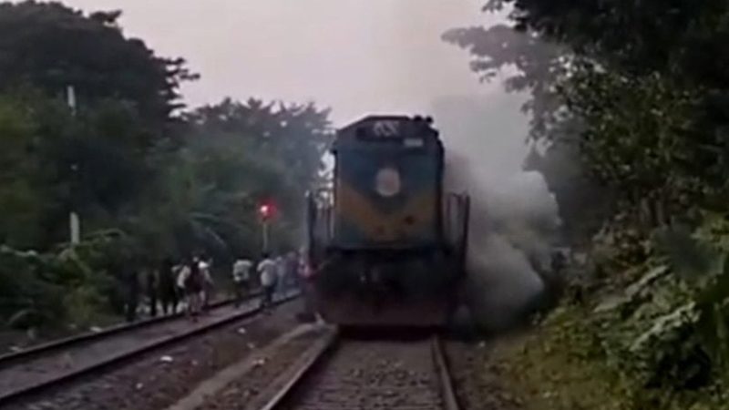 কুষ্টিয়ায় টুঙ্গীপাড়া এক্সপ্রেস ট্রেনের ইঞ্জিনে আগুন
