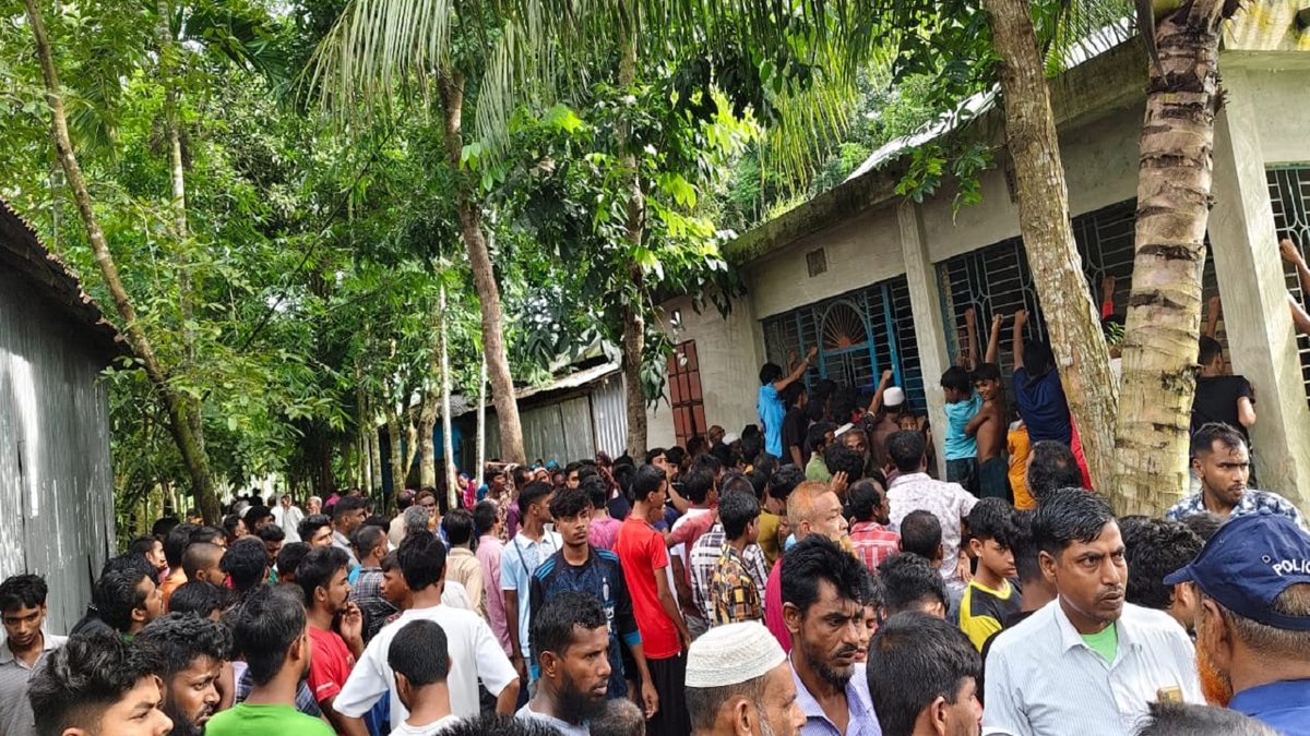 খাটের ওপর পড়েছিল যুবকের গলাকাটা মরদেহ