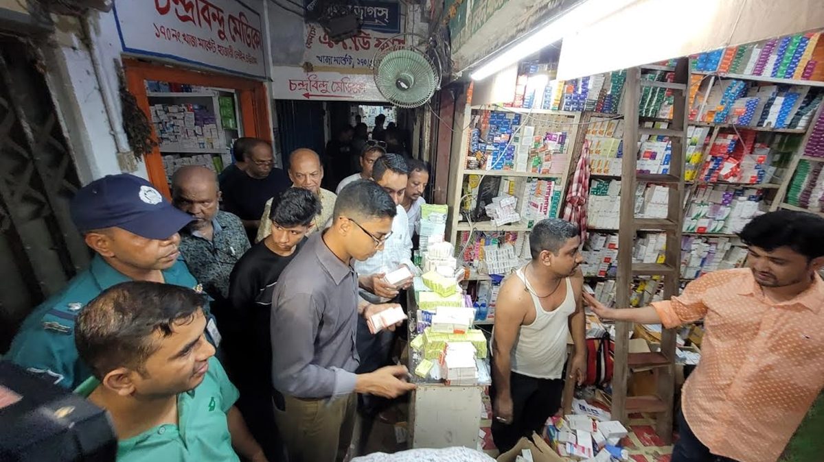 ১০০ টাকার স্যালাইন এখন ৫০০ বিক্রি, তিন ফার্মেসিকে জরিমানা