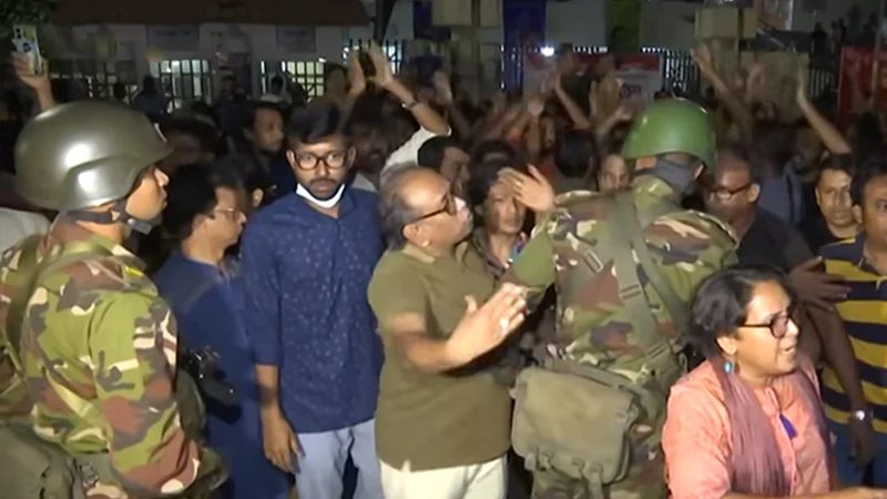 শিল্পকলার সামনে দু’পক্ষের হাতাহাতি, নিয়ন্ত্রণে সেনাবাহিনী