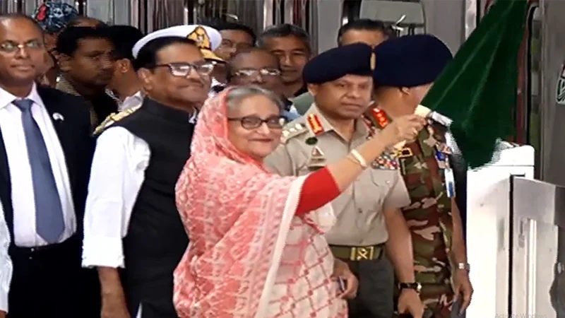 পতাকা উড়িয়ে মেট্রোরেলের আগারগাঁও-মতিঝিল অংশের উদ্বোধন করলেন প্রধানমন্ত্রী