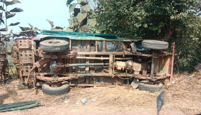 সাজেকে পর্যটকবাহী জিপ উল্টে আহত ৭
