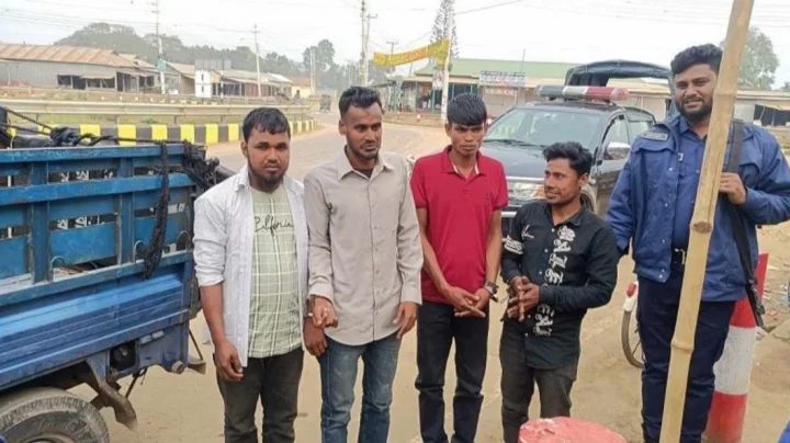উচ্চ শব্দে গান বাজানোয় ৪ যুবকের জেল