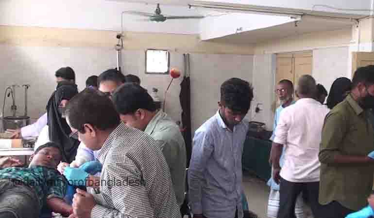 কোচিং সেন্টারের পিকনিকের বাস উল্টে আহত অর্ধশত