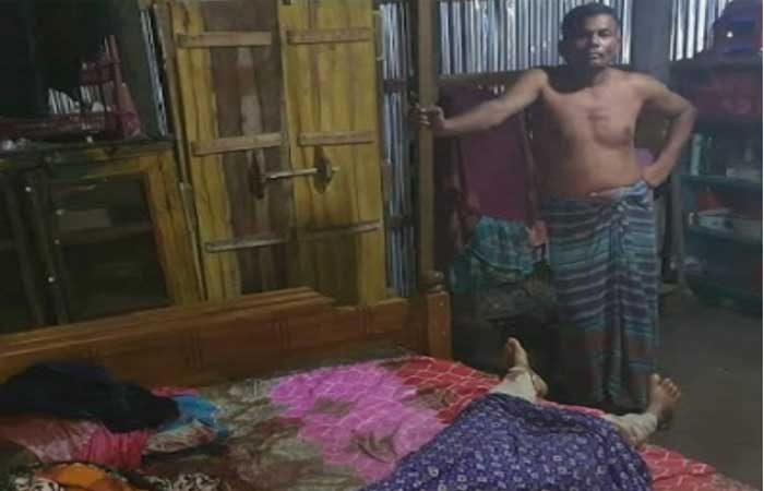 স্ত্রীকে হত্যার পর লাশের পাশেই বসে ছিলেন স্বামী