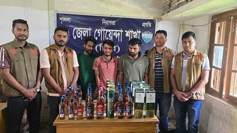 শয়ন কক্ষে মিলল ৩৯ বোতল বিদেশি মদ, গ্রেপ্তার ৩