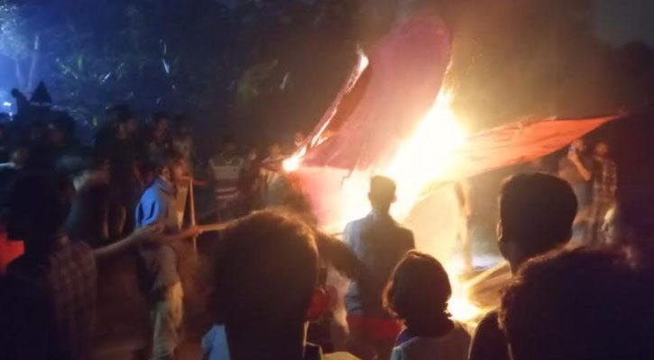 রেললাইনে আগুন দিলেন বিক্ষুব্ধ শিক্ষার্থীরা, ট্রেন চলাচল বন্ধ