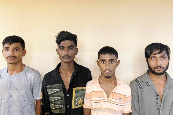 রাজধানীতে ‘ধাক্কা পার্টি’র ৪ সদস্য গ্রেপ্তার