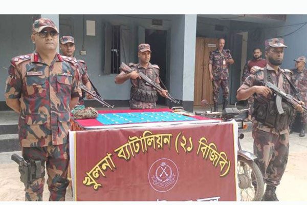 তিন কোটি টাকা মূল্যের স্বর্ণ ফেলে পালাল পাচারকারী