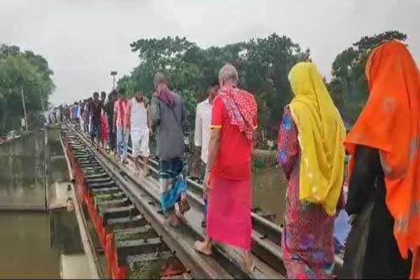 রেলসেতু পার হতে গিয়ে ট্রেনের ধাক্কায় নিহতের সংখ্যা বেড়ে ৪