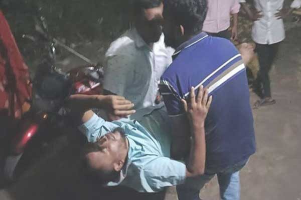 নারীকে শ্লীলতাহানির অভিযোগে ব্যাংক কর্মকর্তাকে গণপিটুনি
