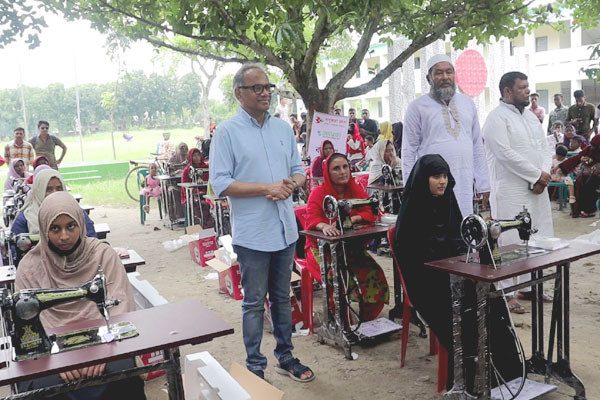 কুষ্টিয়ার দৌলতপুরে বসুন্ধরার সেলাই মেশিন বিতরণ