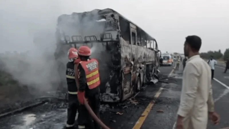 পাকিস্তানে যাত্রীবাহি বাসে আগুন, শিশু ও নারীসহ নিহত ১৮