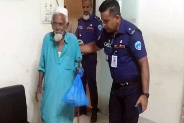 ভিক্ষুকের টাকা ছিনতাই, ৪ নারী ছিনতাইকারী আটক