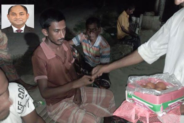 ইউএনও’র বদলির খবরে মিষ্টি বিতরণ