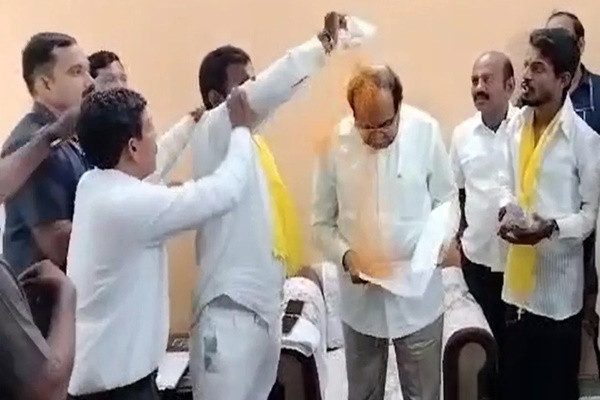 মন্ত্রীর গায়ে হলুদের গুঁড়া ছিটিয়ে দিলেন বিক্ষুব্ধ ব্যক্তি