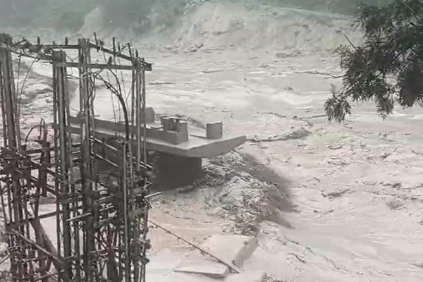 তিস্তার প্রবল স্রোতে বাধ ভেঙে ঘরবাড়ি প্লাবিত