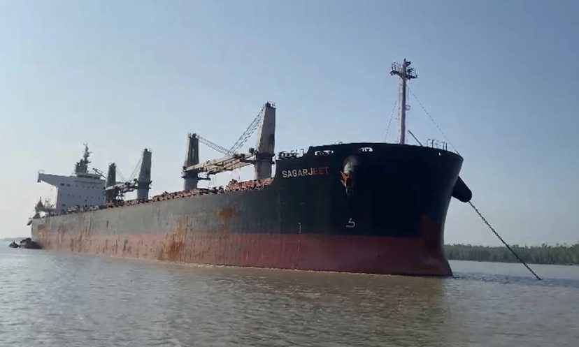 রামপালের কয়লা নিয়ে মোংলায় বিদেশি জাহাজ