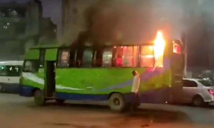 শ্যামলীতে যাত্রীবাহী বাসে আগুন