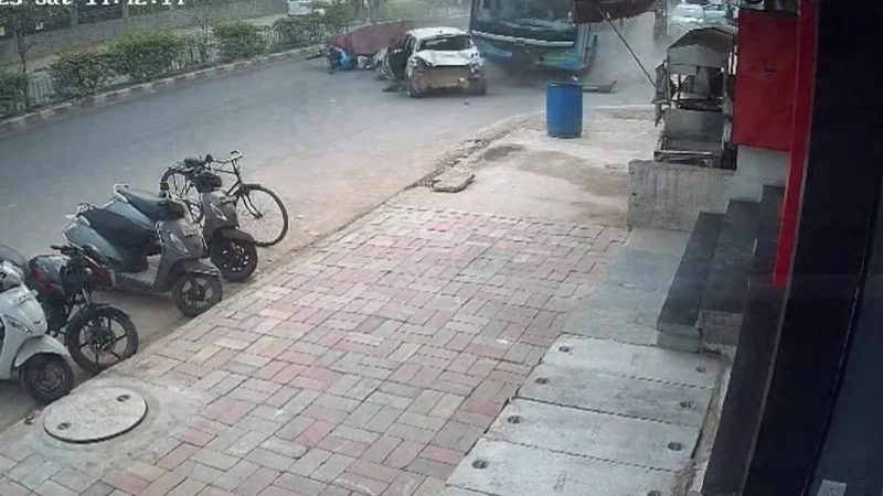 প্রাইভেটকারসহ ১০টি স্কুটার পিষে দিলো বাস, নিহত ১