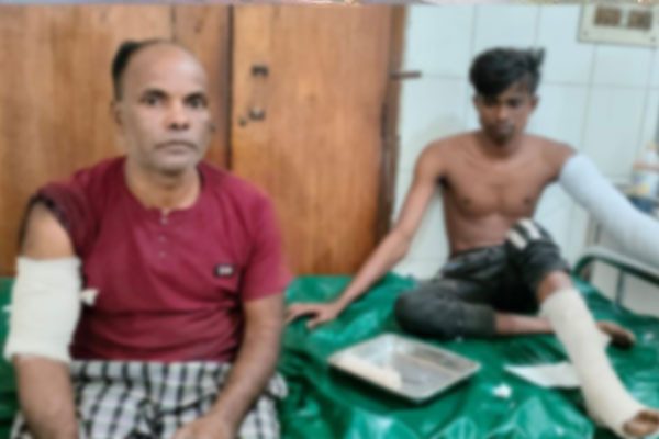 চলন্ত কাভার্ডভ্যানে পেট্রোল বোমা নিক্ষেপ, দগ্ধ ২