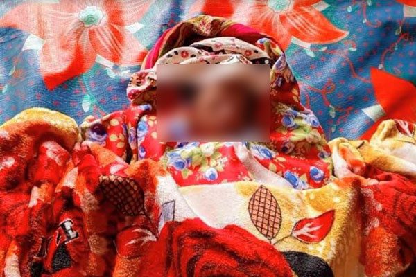 গভীর রাতে হাসপাতালের কমোডে নবজাতকের কান্না