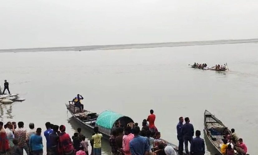 যমুনায় তলিয়ে গেছে দুই নৌকা, এক শ্রমিক নিখোঁজ
