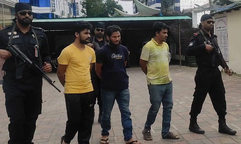 উখিয়ায় অস্ত্রসহ তিন ‘আরসা কমান্ডার’ গ্রেপ্তার