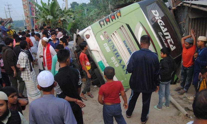 দুই দোকান ভেঙে খাদে যাত্রীবাহী বাস